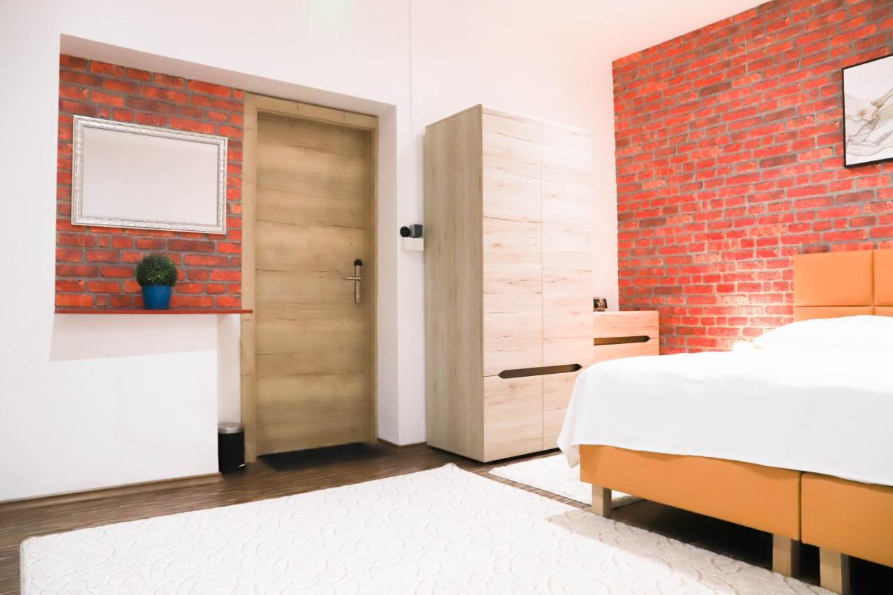 «go West» Guest * Viena